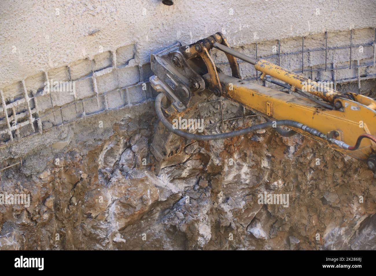 Excavator chisels with a chisel in an excavation Stock Photo Alamy