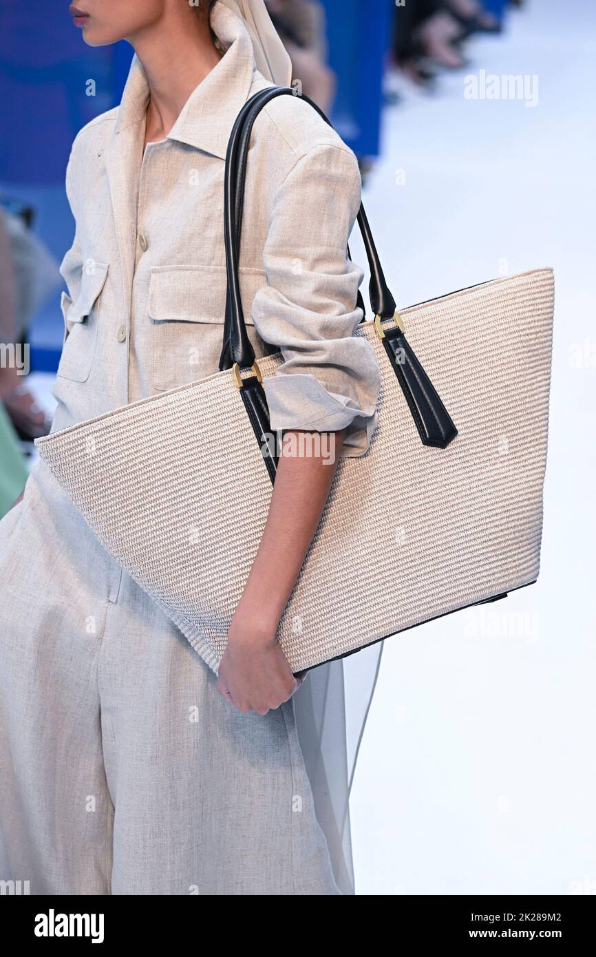 MILANO - 24 SETTEMBRE 2020: Donna con borsa Louis Vuitton con portachiavi  in macaron prima della sfilata Max Mara, Milano Fashion Week Street Style  Foto stock - Alamy