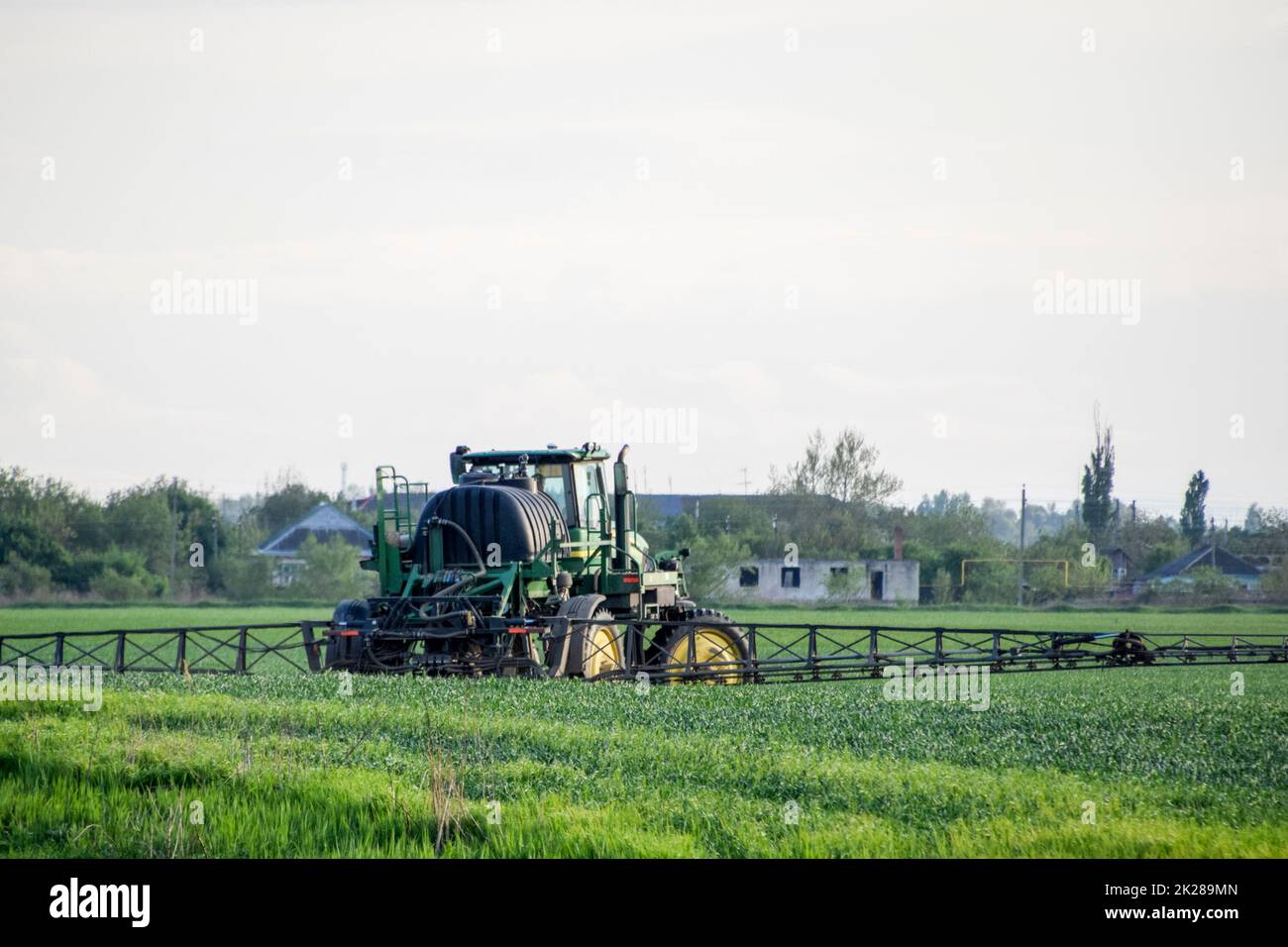 Fartlizer Rteactor Tractor with a spray device for finely dispersed fertilizer. Tractor on ...