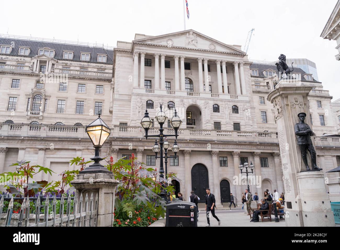 London UK, 22nd September 2022.  Bank of England building in the city o f London. BoE base interest rate on Thursday from 1.75 per cent to 2.25 per cent - the highest level in 14 years since November 2008, in order to combat the cost-of-living crisis.  Credit: Xiu Bao/Alamy Live News Stock Photo