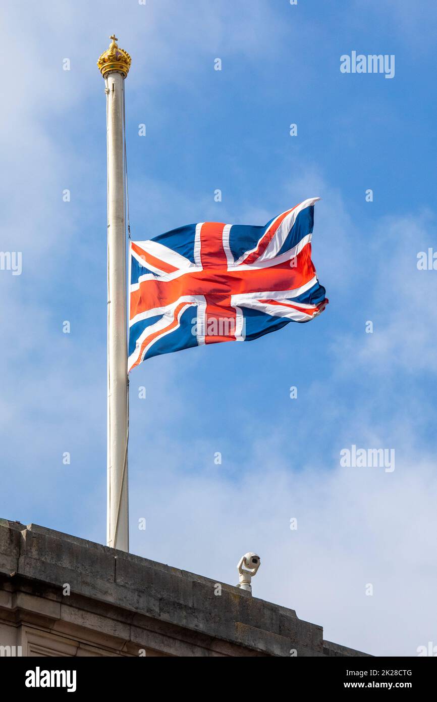 The Union flag flying at half-mast at Buckingham Palace in London, UK, to mark the death of Her Majesty Queen Elizabeth II. Stock Photo