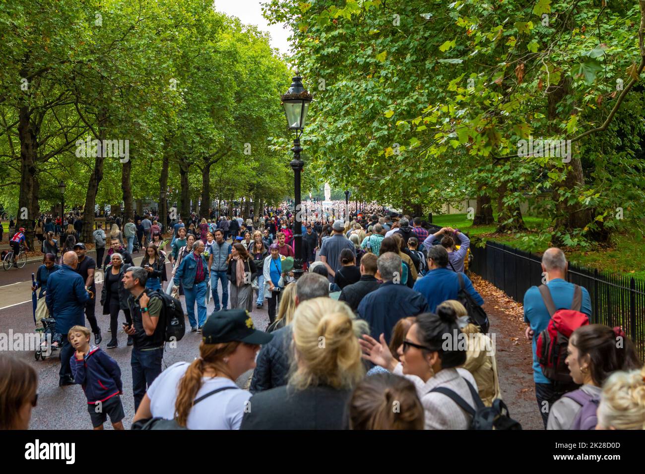London, UK - September 9th 2022: A queue on Constitution Hill, waiting to pay respects and leave flowers at Buckingham Palace for Queen Elizabeth II, Stock Photo