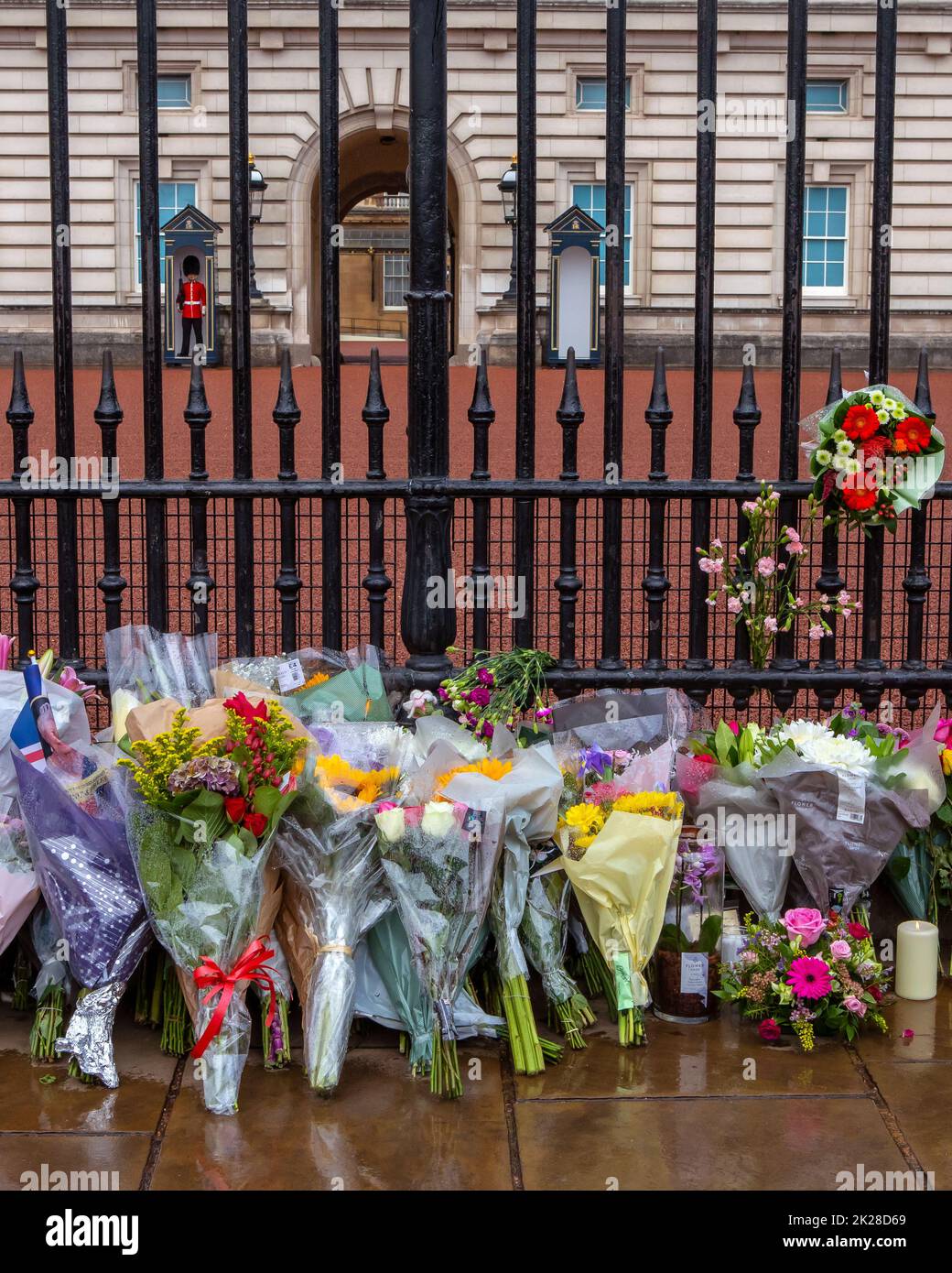 London, UK - September 9th 2022: Flowers left by well-wishers at Buckingham Palace in London, UK, in commemoration of Queen Elizabeth II, who died the Stock Photo