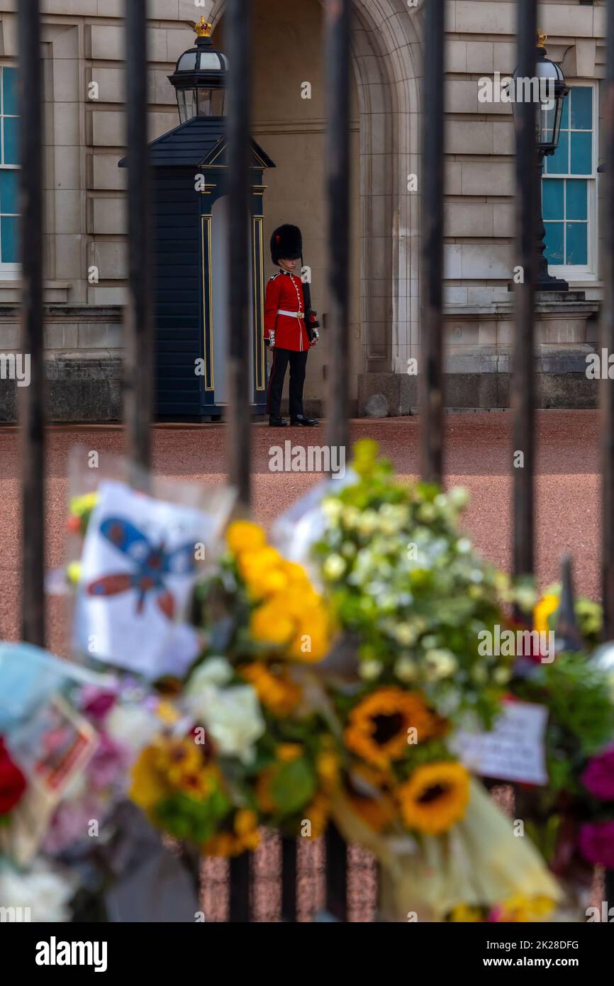 London, UK - September 9th 2022: Royal Guard and flowers at Buckingham Palace in London, UK, in commemoration of Queen Elizabeth II, who died the prev Stock Photo