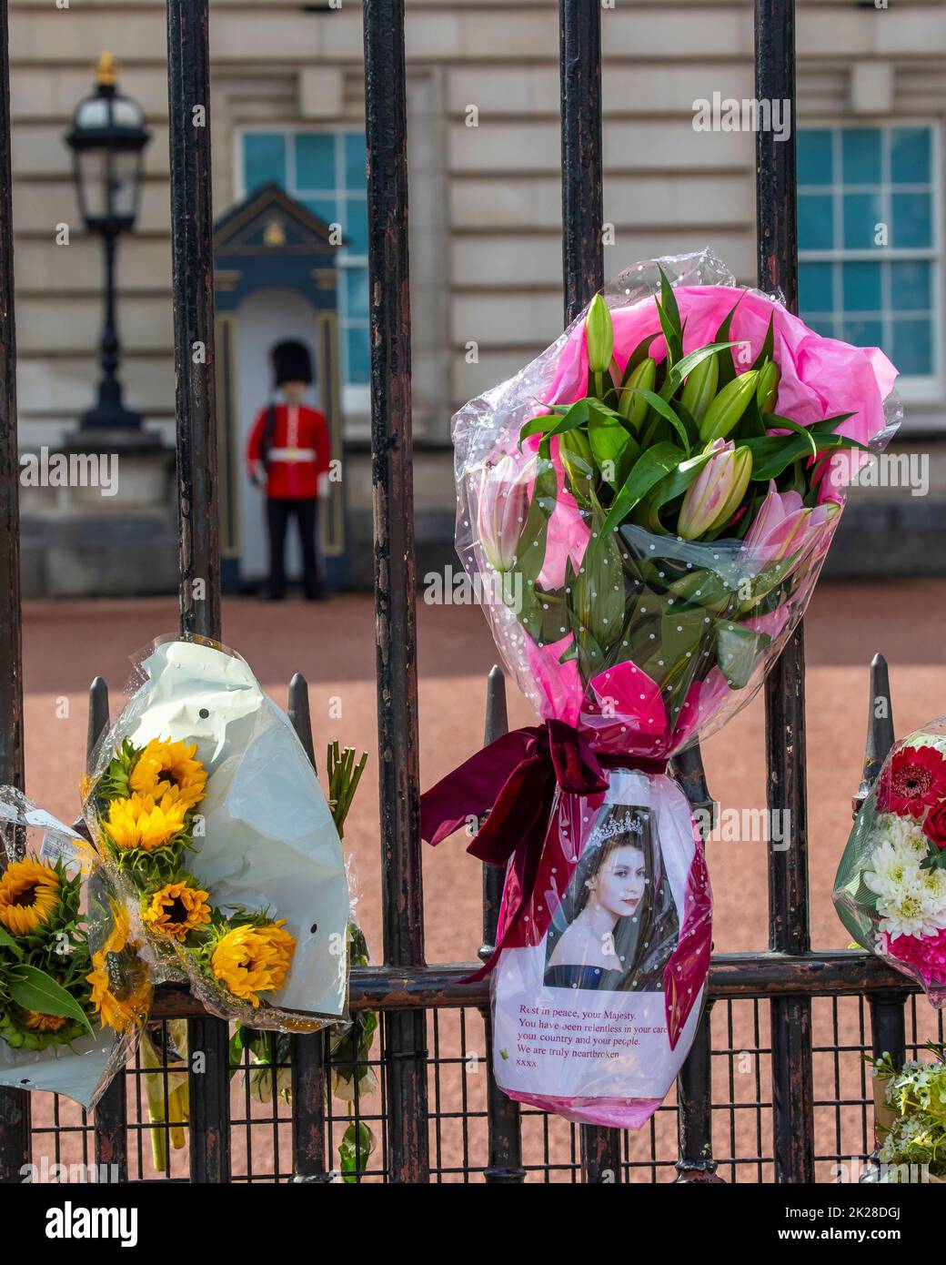 London, UK - September 9th 2022: Flowers  and a message left by well-wishers at Buckingham Palace in London, UK, in commemoration of Queen Elizabeth I Stock Photo