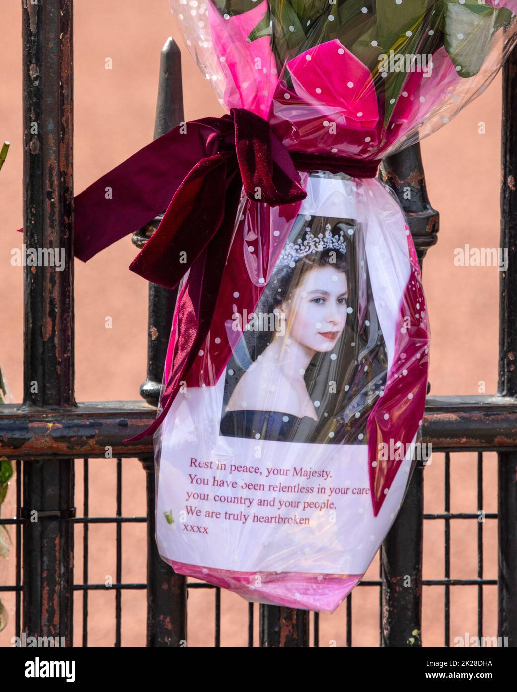 London, UK - September 9th 2022: A message left by a well-wisher at Buckingham Palace in London, UK, in commemoration of Queen Elizabeth II, who died Stock Photo