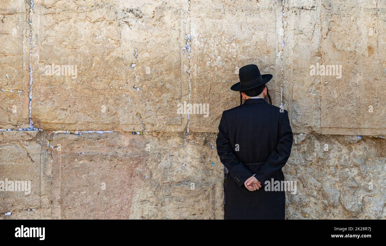 Praying at wailing wall hi-res stock photography and images - Alamy