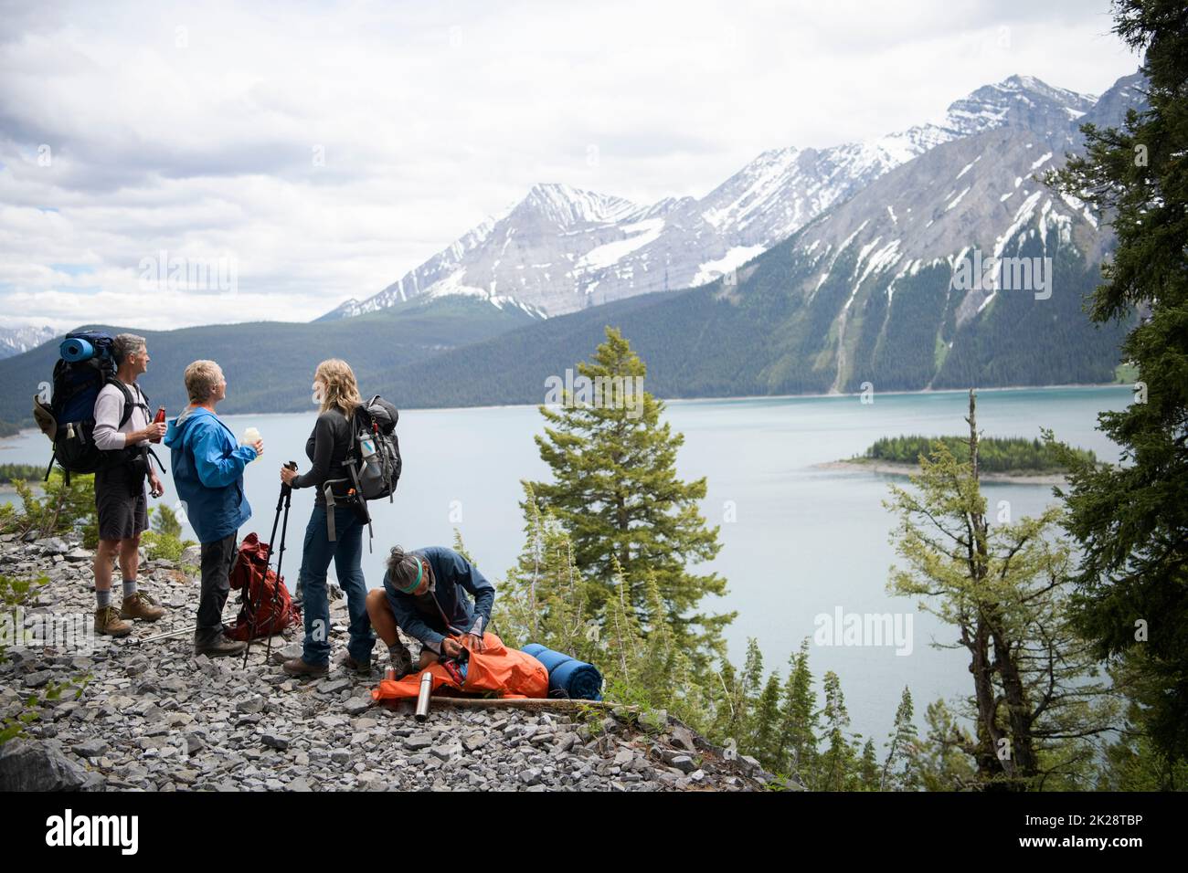 Woman hiking group scenic hi-res stock photography and images - Alamy