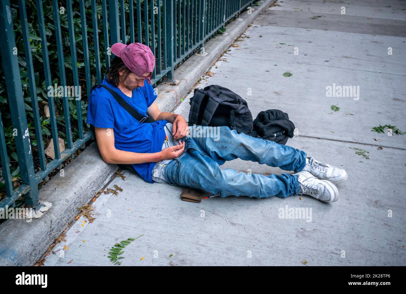 A junkie drug user nods out in Chelsea in New York on Wednesday, September 7, 2022. (© Richard B. Levine) Stock Photo