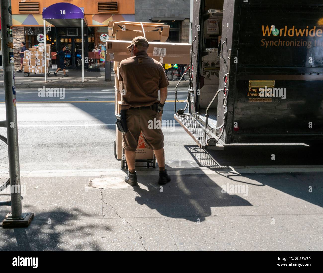 UPS worker with his cart laden with packages in Chelsea in New York on Wednesday, September 21, 2022. (© Richard B. Levine) Stock Photo