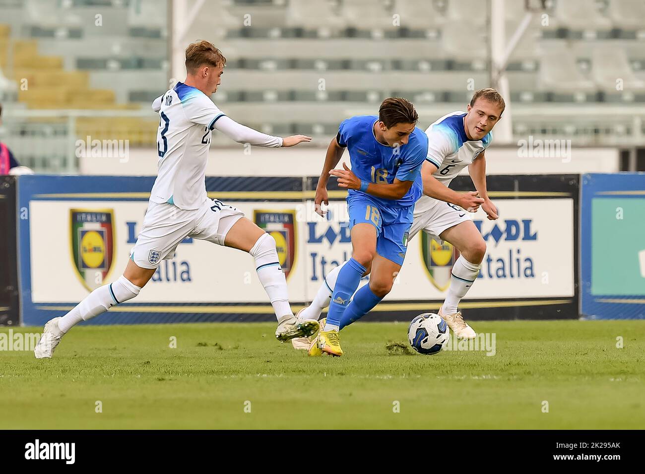 Fabio Miretti (Italy U21)Cole Palmer (England U21)Oliver Skipp (England U21) during the Uefa 'Under 21 Georgia-Romania 2023 Qualifying match between match between Italy U21 0-2 England U21 at Adriatico Stadium on September 22, 2022 in Pescara, Italy. Credit: Maurizio Borsari/AFLO/Alamy Live News Stock Photo