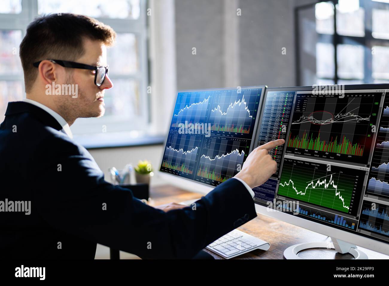 Stock broker working graphs hi-res stock photography and images - Alamy