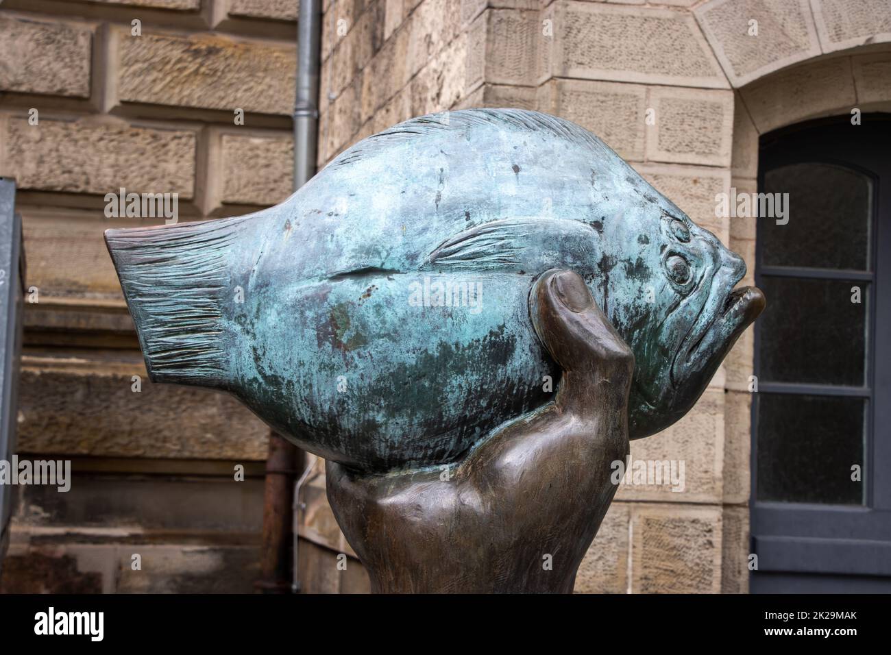 Butt im Griff ("Butt im Griff") In the work of Grass, the flounder