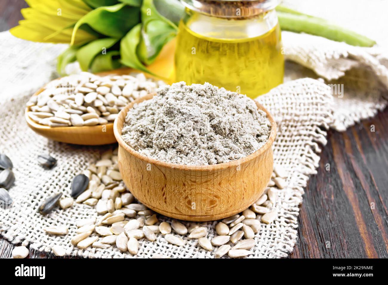 жмых семечек подсолнечника. мука из семечек. мука из подсолнечника. подсолнечная мука. мука подсолнечника.