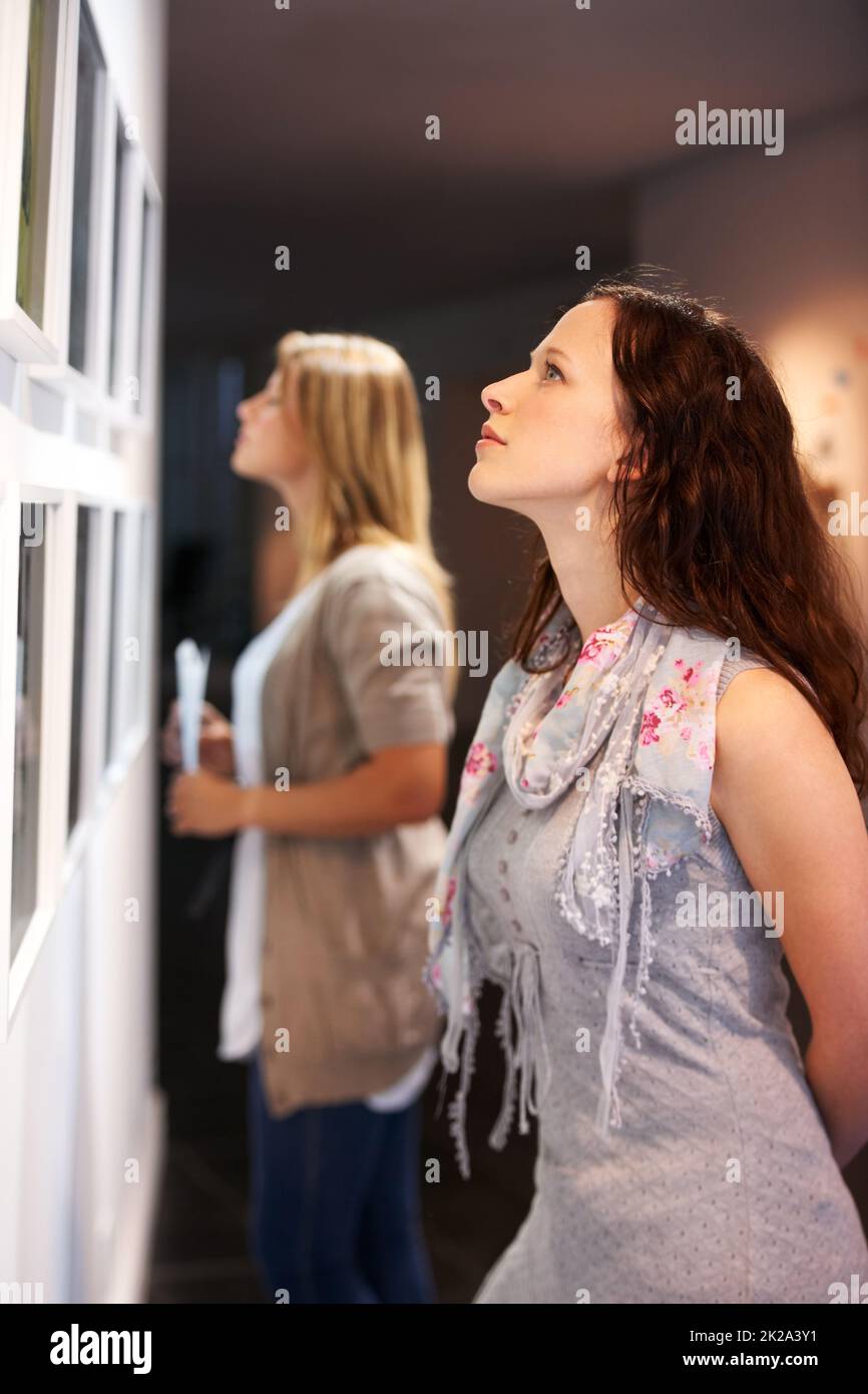 Young women in art gallery hi-res stock photography and images - Alamy