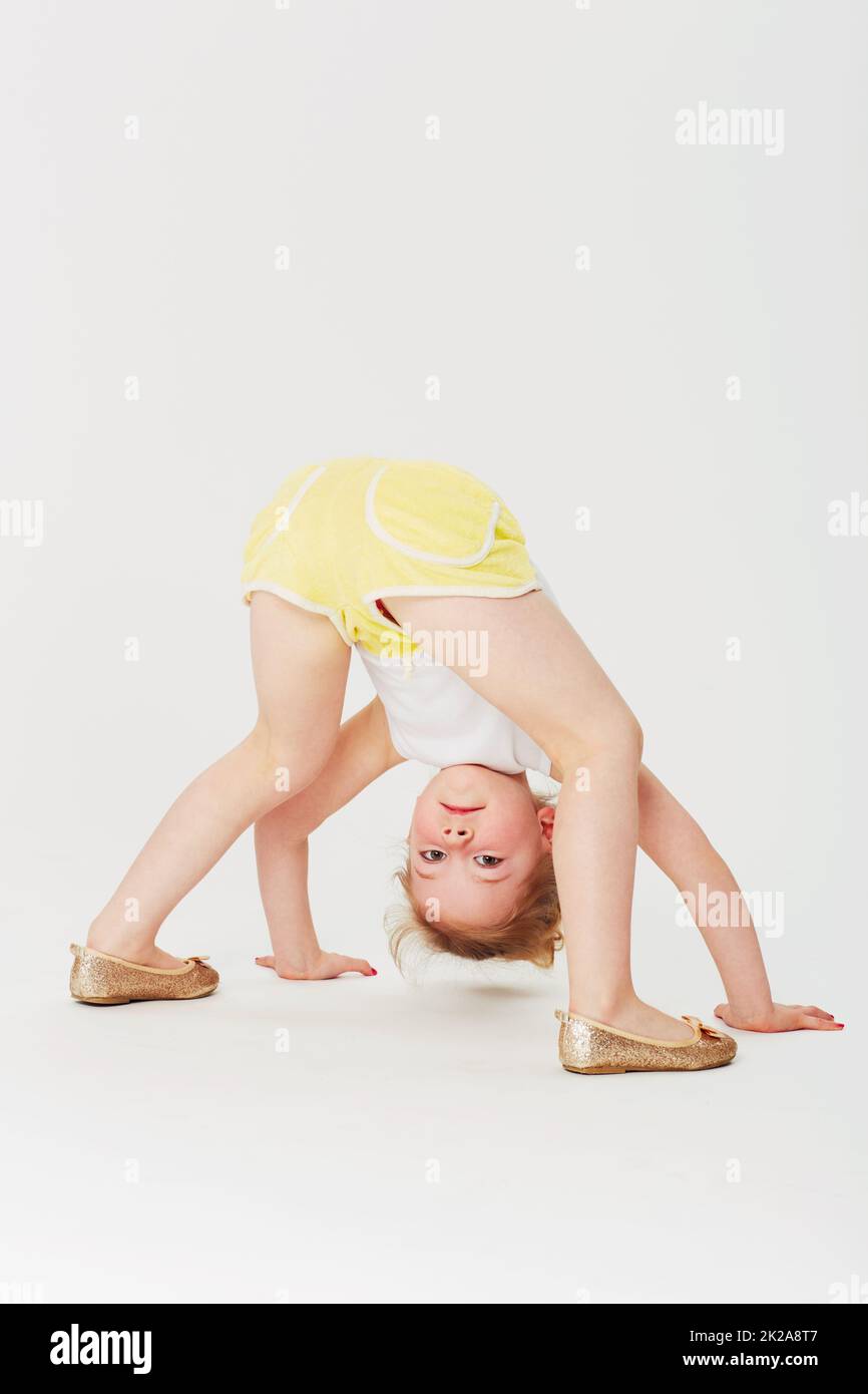 диджей байрон. гимнастические упражнения для детей. спортивные девушки нагнулись. йога для детей 3-6 лет. маленькая на четвереньках в купальнике.