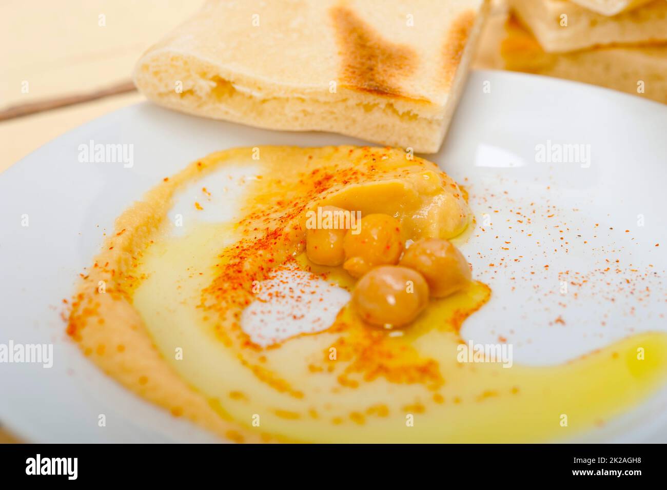 Hummus with pita bread Stock Photo - Alamy