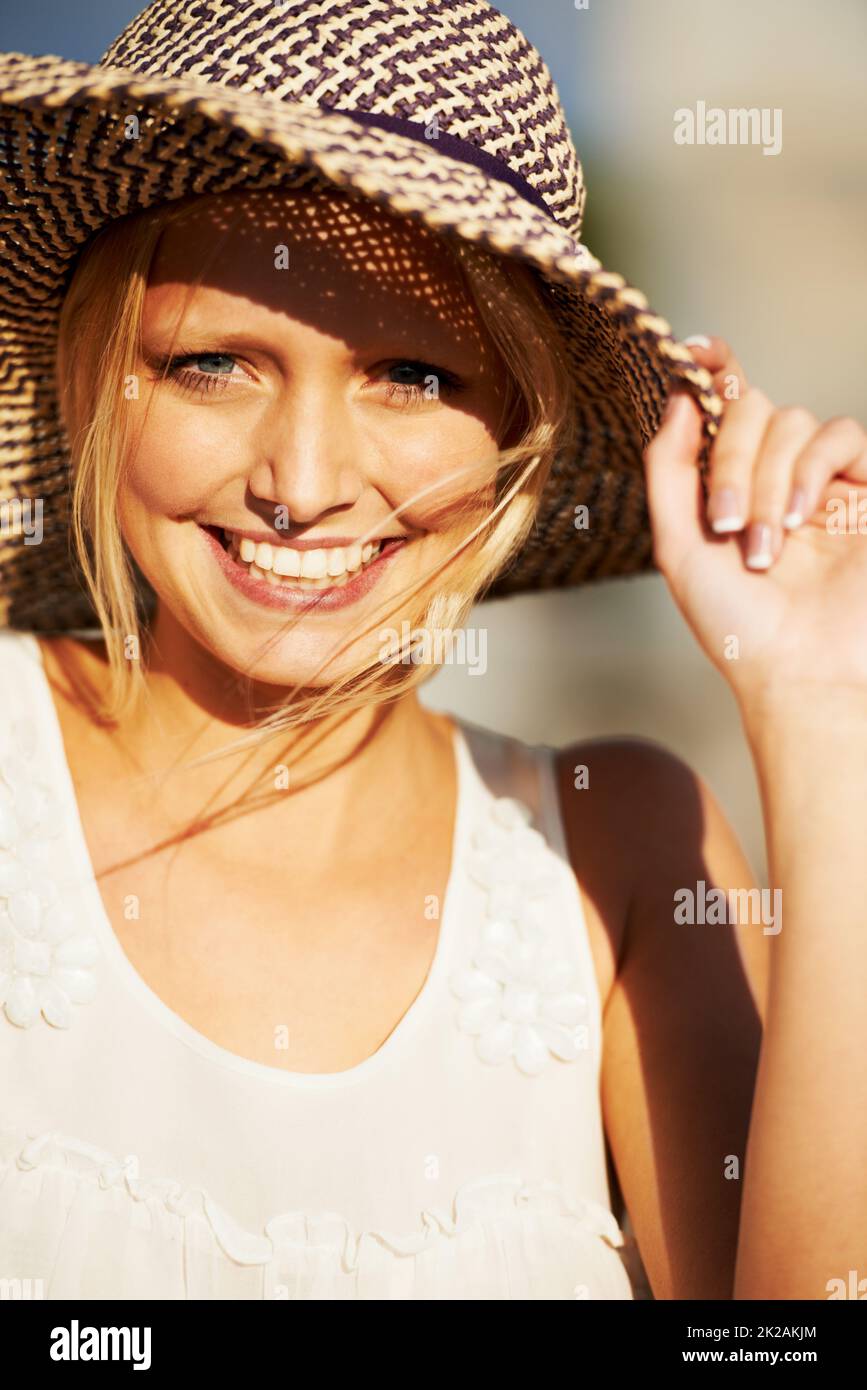 Pretty woman in a straw hat hi-res stock photography and images - Alamy