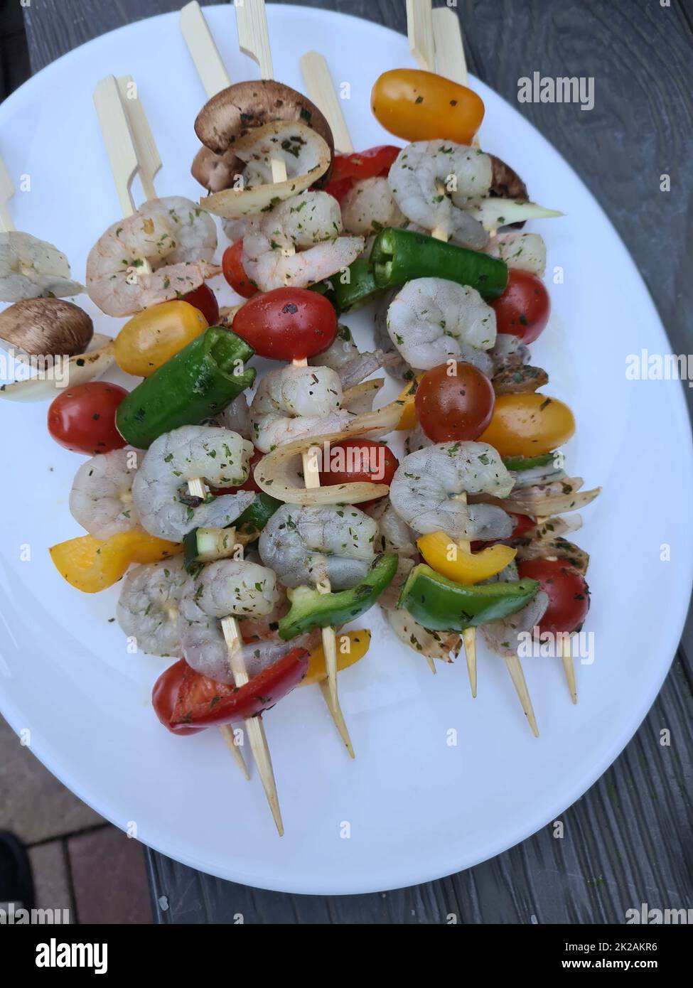 organic lifestyle garnelenspieÃŸ roh ungekocht grillen grillparty zutat sushi snack Stock Photo