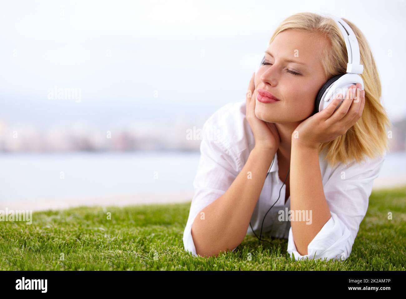 Great people listening. Люди с гарнитурами на зумах. Слушающий человек. Enjoy people. Человек с наушниками.