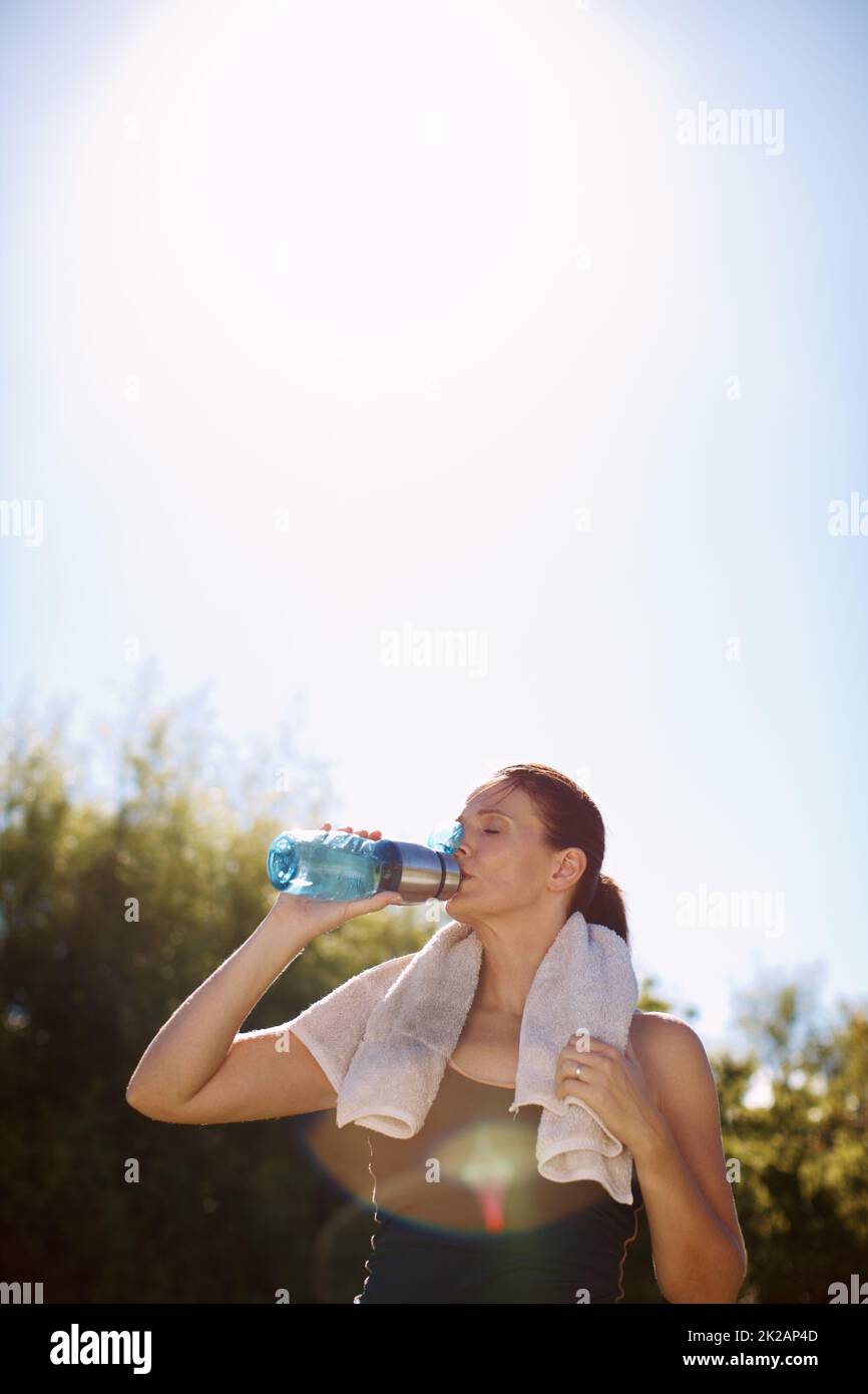 https://c8.alamy.com/comp/2K2AP4D/nothing-is-more-refreshing-on-a-warm-day-an-attractive-woman-drinking-from-her-water-bottle-after-a-workout-2K2AP4D.jpg