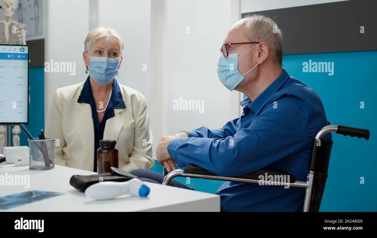 Health care giving masks hi-res stock photography and images - Alamy