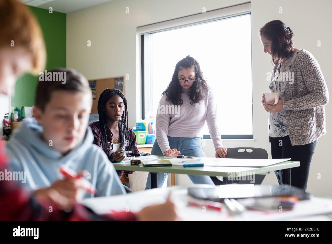 Teacher talking to students hi-res stock photography and images - Alamy