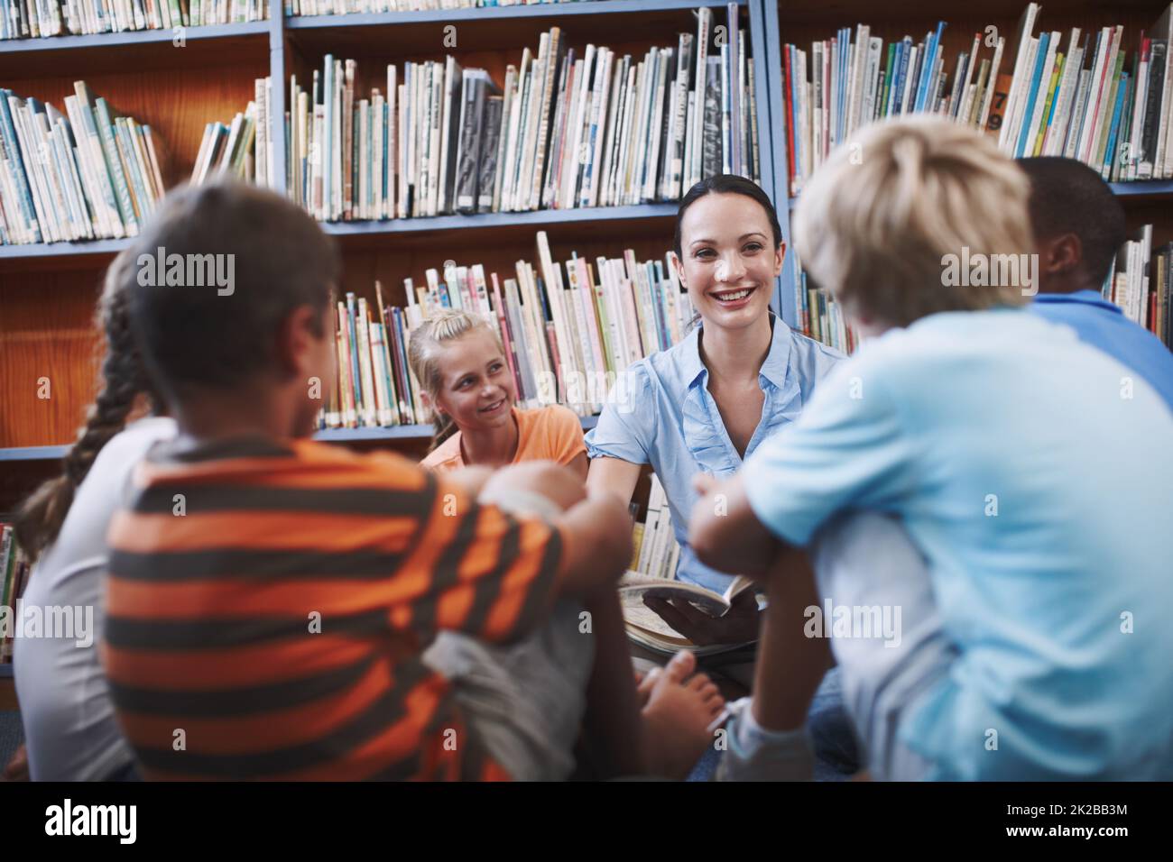 Group of kids talking in library hi-res stock photography and images ...