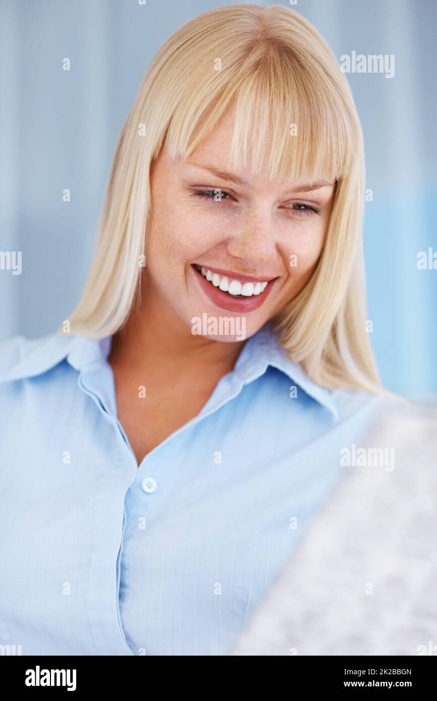 Newspaper reading smiling hi-res stock photography and images - Alamy