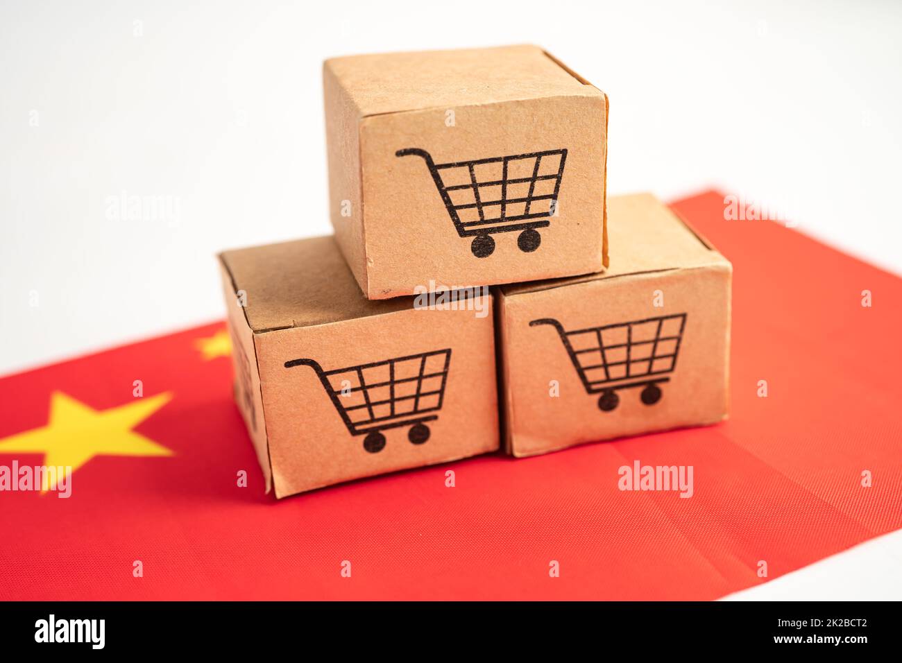 Box with shopping cart logo and China flag, Import Export Shopping online or eCommerce finance delivery service store product shipping, trade, supplier concept. Stock Photo