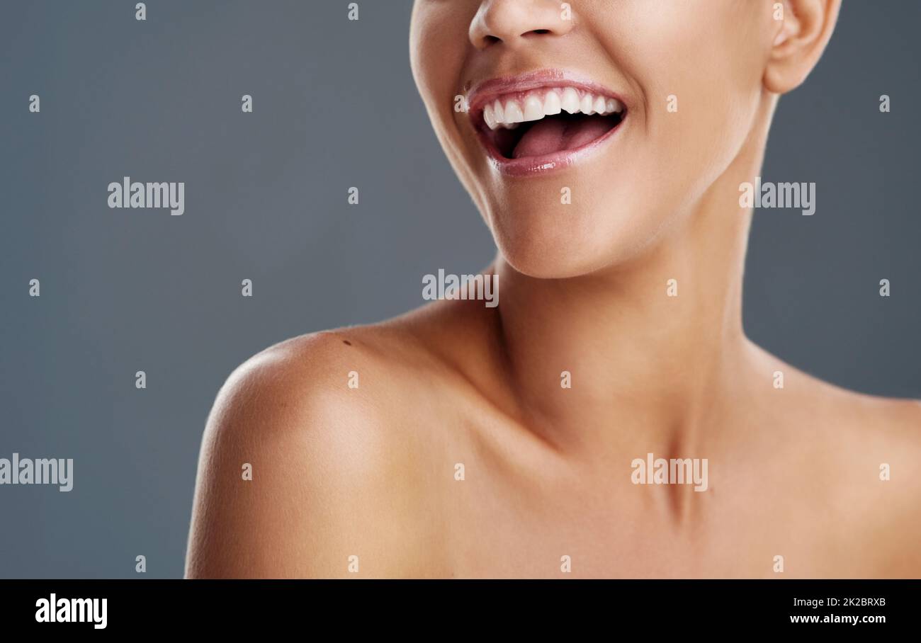 Woman beautiful smiling posing hi-res stock photography and images - Alamy