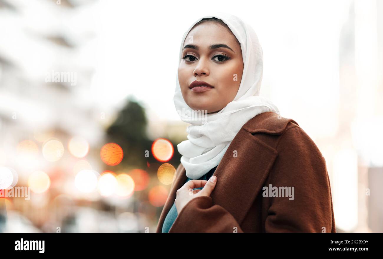 Arab woman wearing hijab hi-res stock photography and images - Alamy