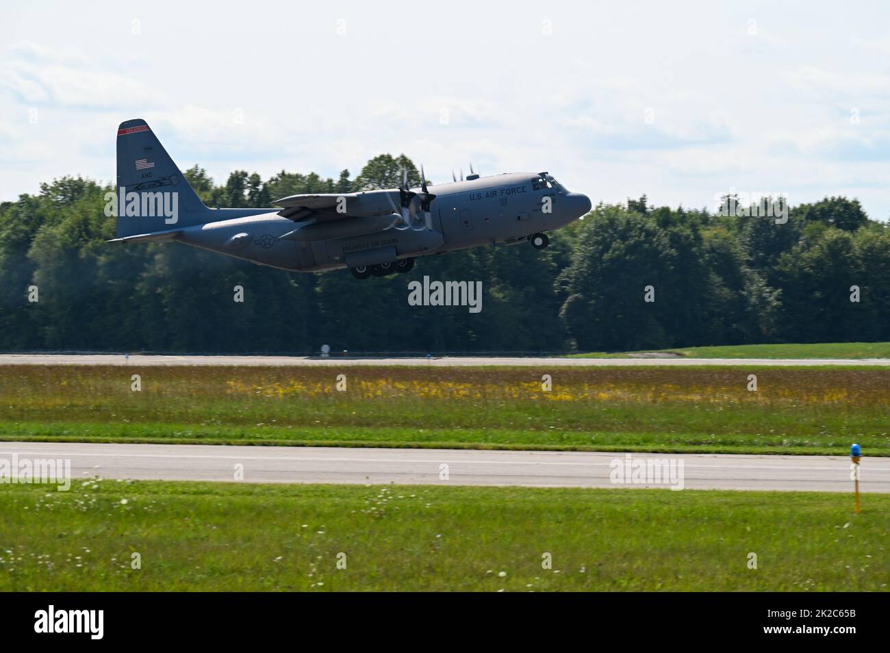 A C-130H Hercules aircraft assigned to the 910th Airlift Wing takes off from Youngstown Air Reserve Station, Ohio, Sept. 15, 2022. The formation flight was part of the 757th Airlift Squadron's annual TAC week, a condensed week of flight training highlighted by a six-aircraft formation flight. (U.S. Air Force photo by Eric M. White) Stock Photo