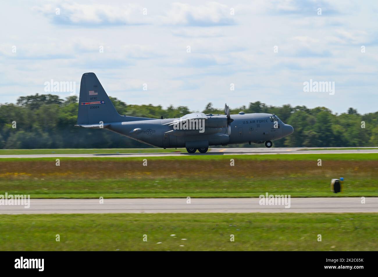 A C-130H Hercules aircraft assigned to the 910th Airlift Wing takes off from Youngstown Air Reserve Station, Ohio, Sept. 15, 2022. The formation flight was part of the 757th Airlift Squadron's annual TAC week, a condensed week of flight training highlighted by a six-aircraft formation flight. (U.S. Air Force photo by Eric M. White) Stock Photo