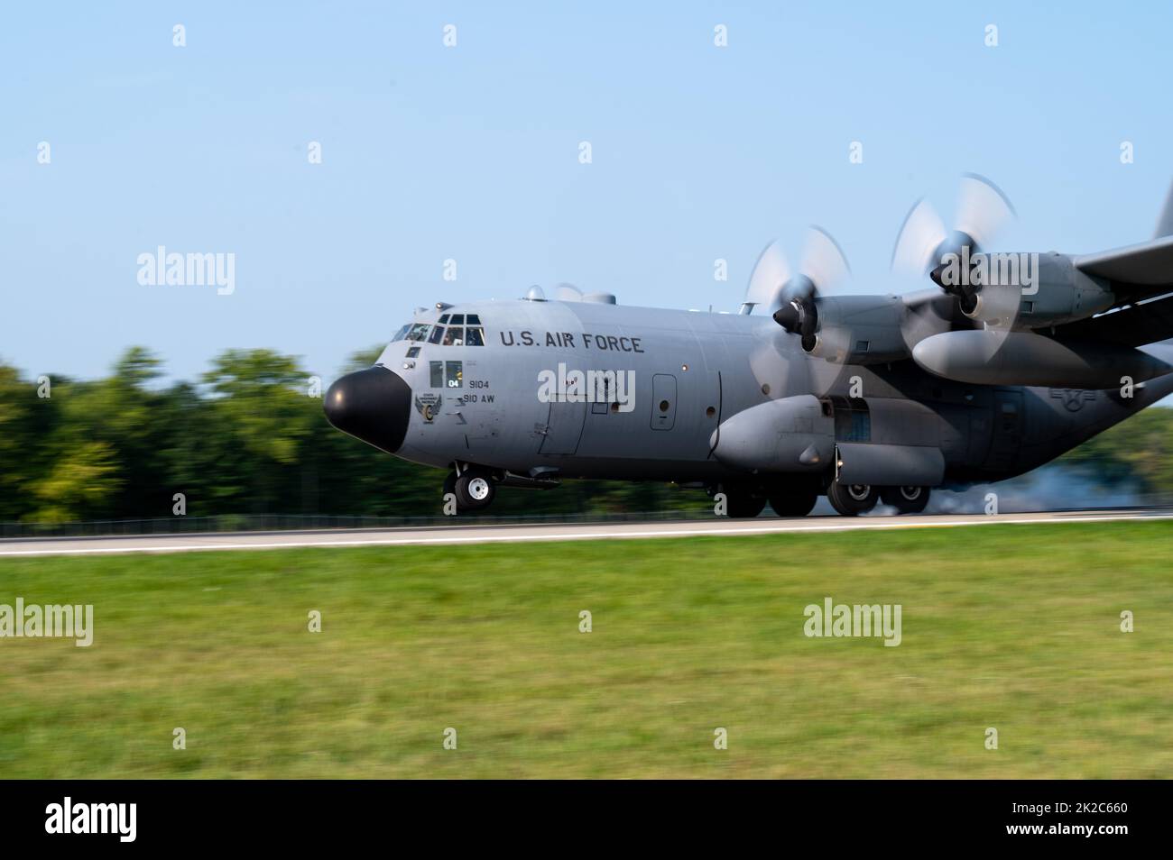 A C-130H Hercules aircraft assigned to the 910th Airlift Wing performs an assault landing at Youngstown Air Reserve Station, Ohio, Sept. 16, 2022. The landing was part of the 757th Airlift Squadron's annual TAC week, a condensed week of flight training highlighted by a six-aircraft formation flight. (U.S. Air Force photo by Eric M. White) Stock Photo