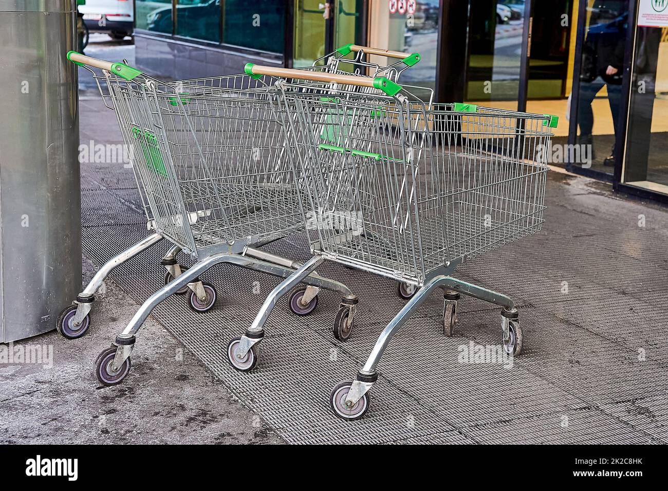 Empty grocery carts hires stock photography and images Alamy
