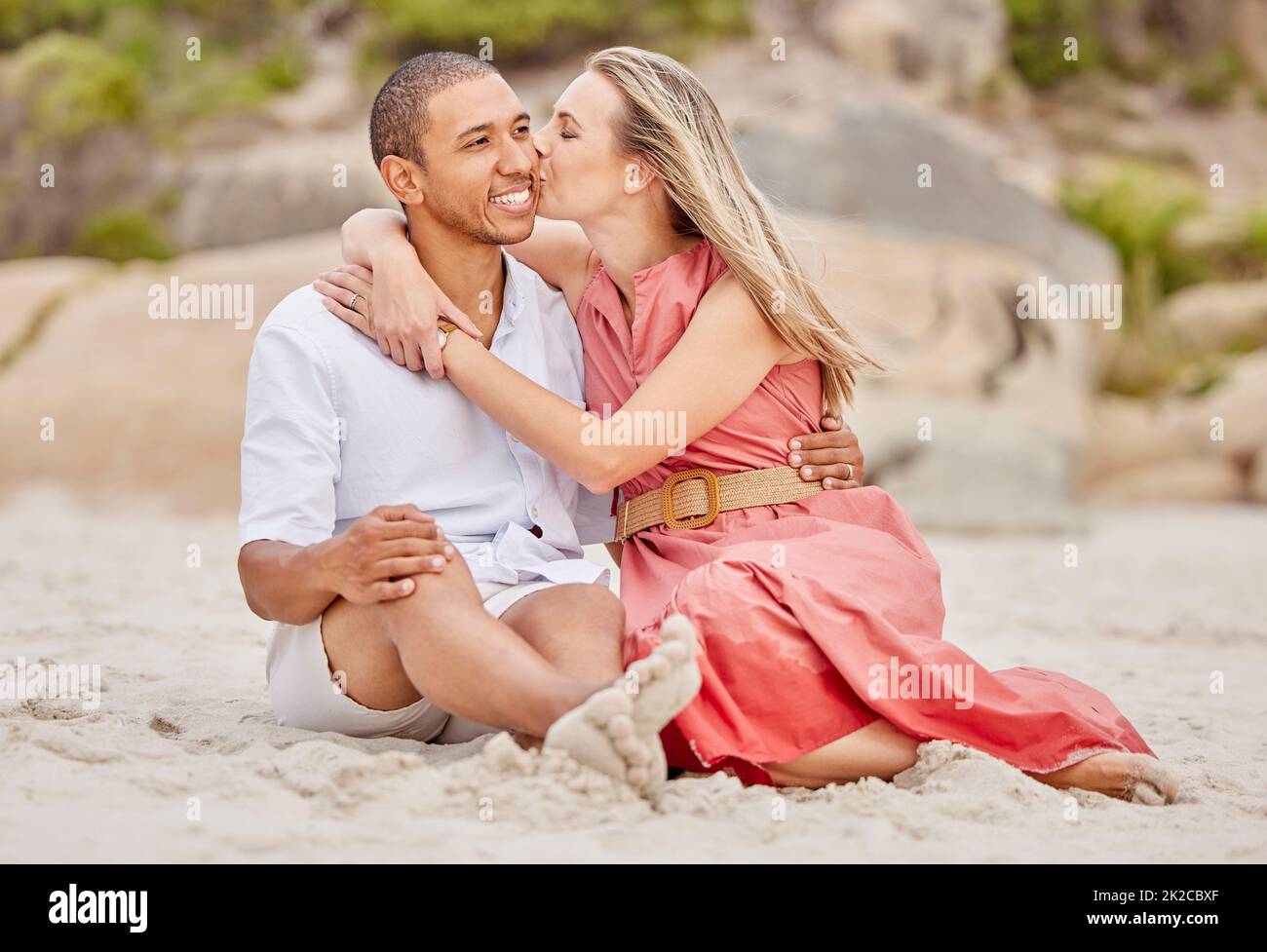 Couple and beach and kiss hires stock photography and images Alamy