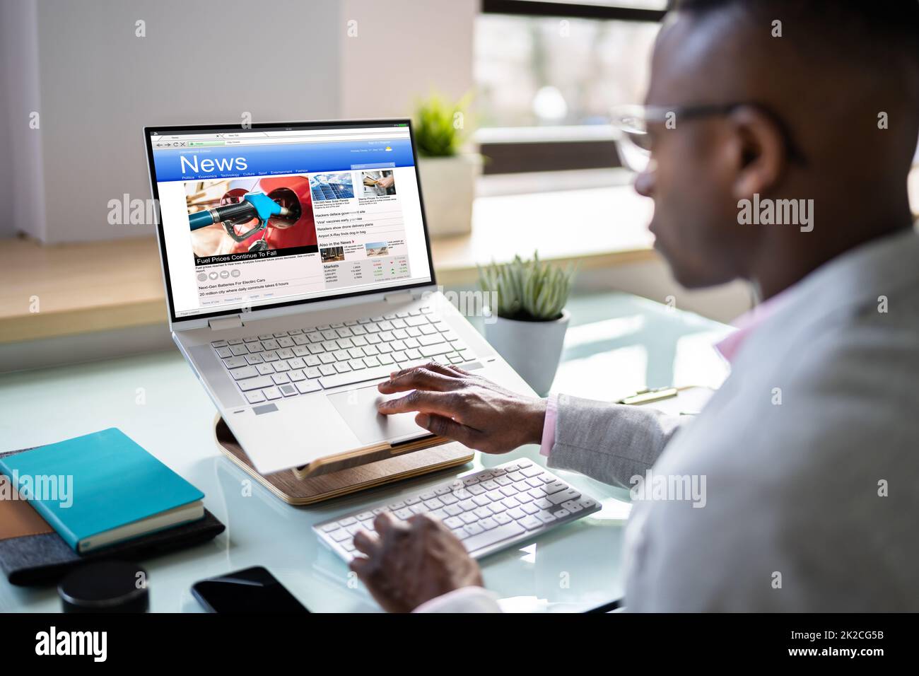 Employee reading man computer hi-res stock photography and images - Alamy