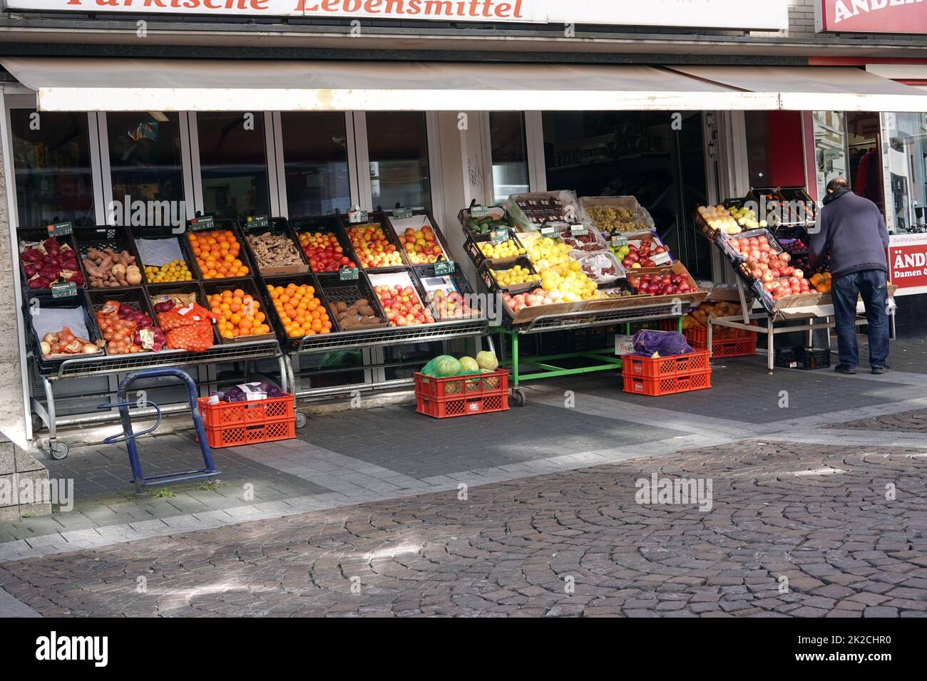 Stellagen mit Obst und Gemüse vor einem Gemüsefachgeschäft, Nordrhein-Westfalen, Deutschland, Brühl Stock Photo