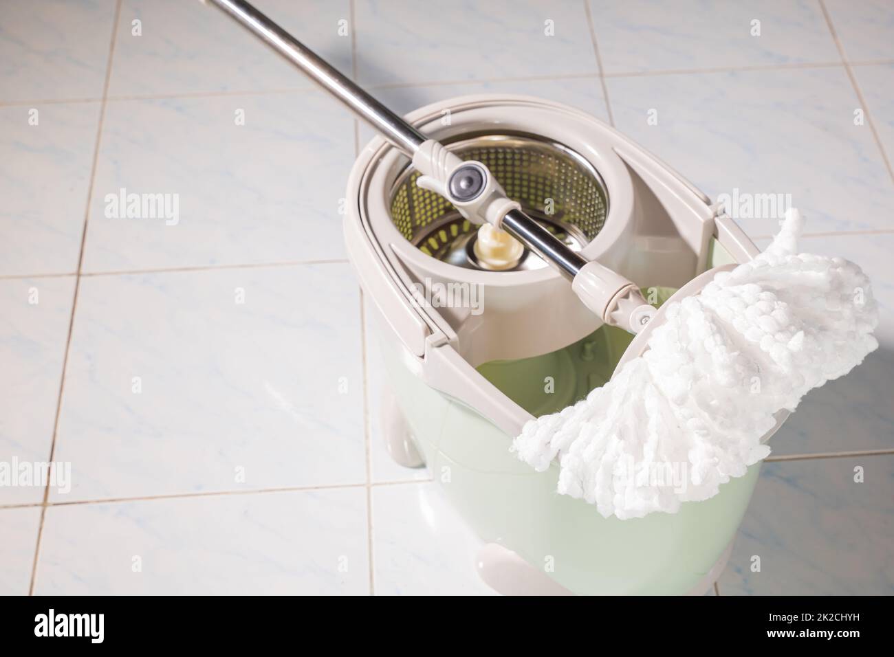 https://c8.alamy.com/comp/2K2CHYH/mop-with-microfiber-head-spinning-on-the-bucket-2K2CHYH.jpg