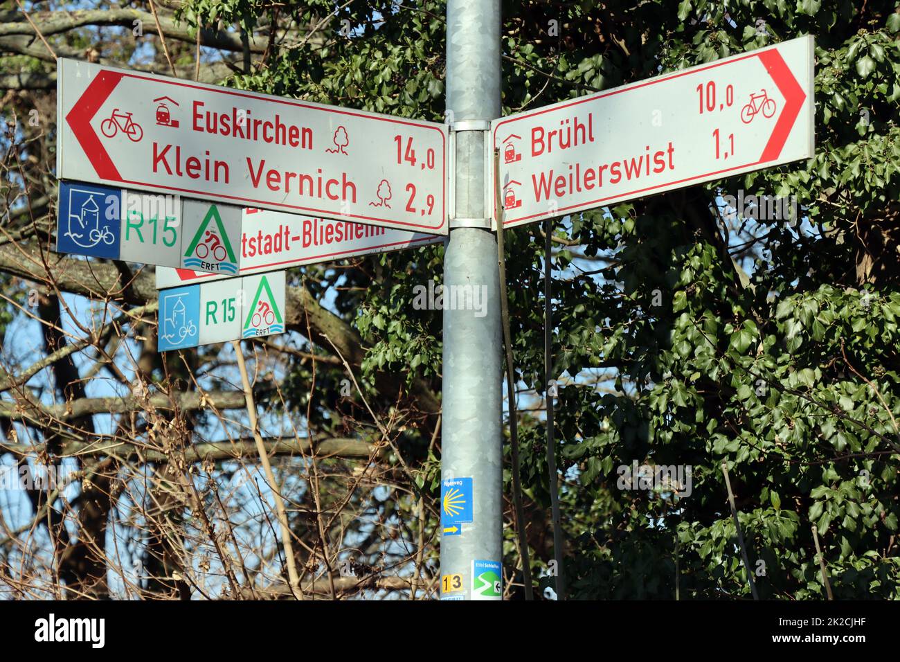 Wegweiser am Erftradweg, Nordrhein-Westfalen, Deutschland, Weilerswist Stock Photo