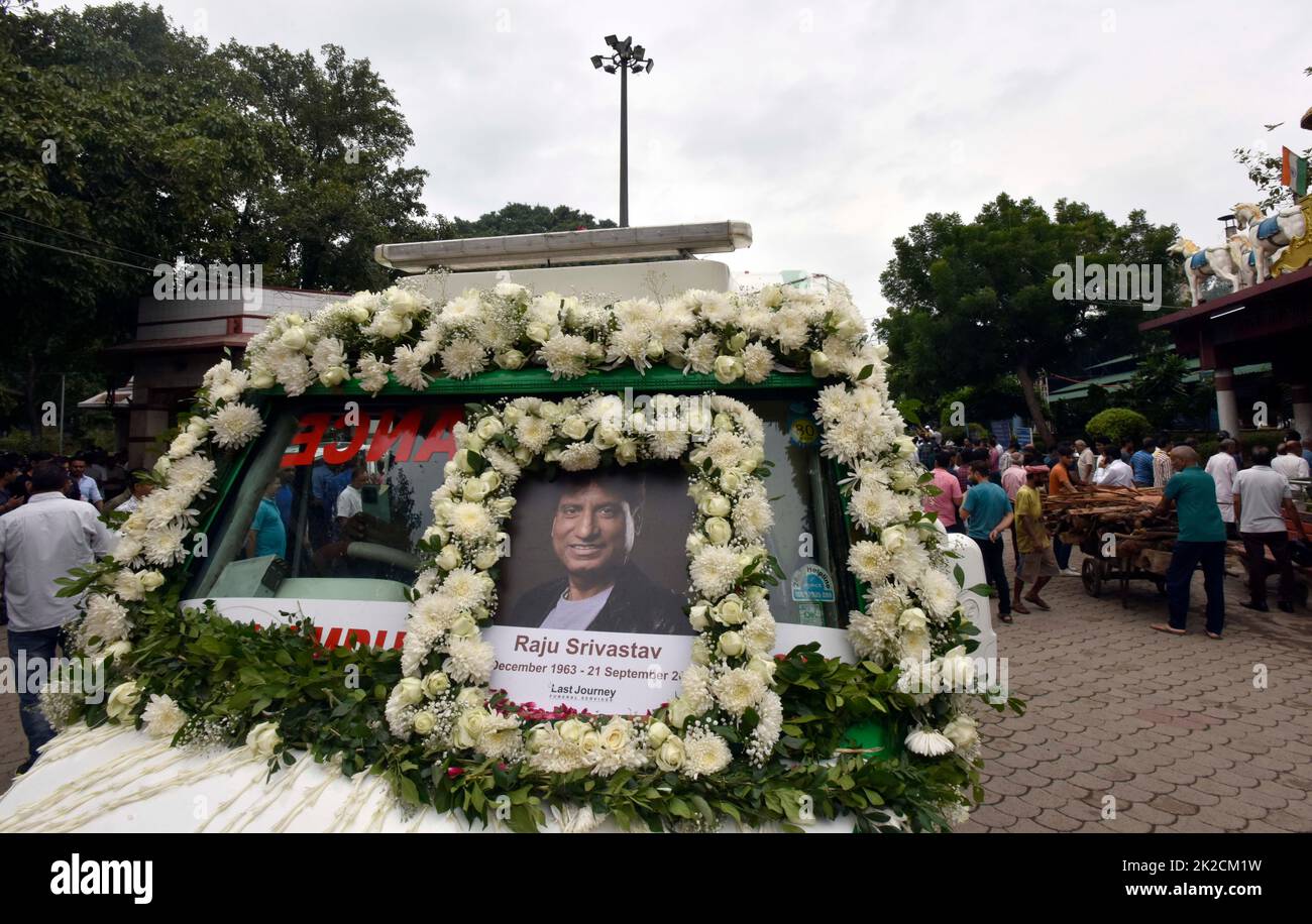 New Delhi, India. 22nd Sep, 2022. NEW DELHI, INDIA - SEPTEMBER 22: Mortal remains of comedian Raju Srivastava being carried for cremation at Nigambodh Ghat on September 22, 2022 in New Delhi, India. Srivastava passed away at the age of 58 after being hospitalized for more than 40 days at AIIMS. (Photo by Sanjeev Verma/Hindustan Times/Sipa USA) Credit: Sipa USA/Alamy Live News Stock Photo