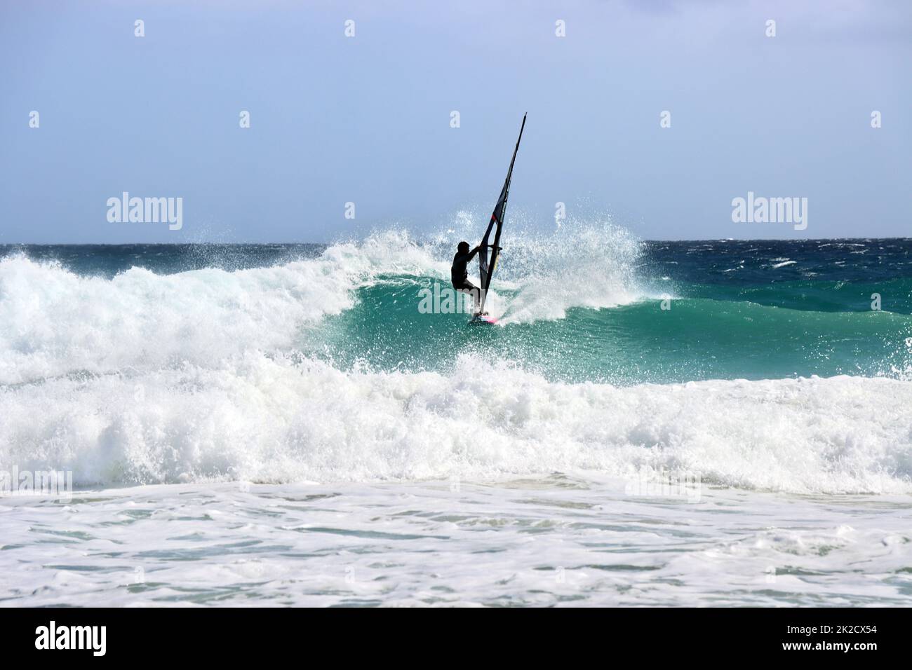 Windsurfer Bei Heftigem Wind Und Starken Wellen An Der Playa Del windsurfer-bei-heftigem-wind-und-starken-wellen-an-der-playa-del