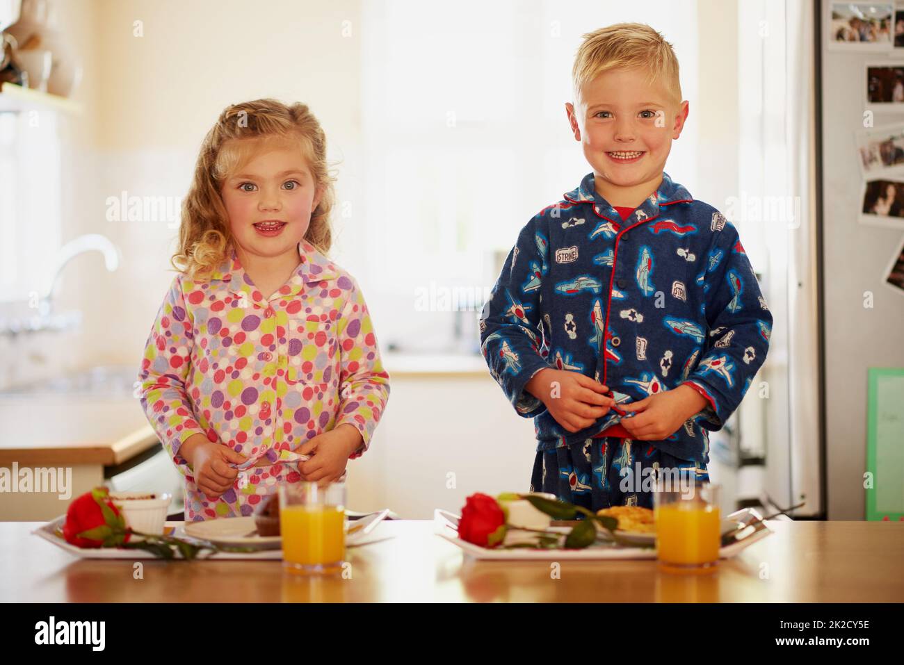 https://c8.alamy.com/comp/2K2CY5E/we-made-this-with-lots-of-love-portrait-of-two-adorable-little-siblings-preparing-breakfast-on-serving-trays-at-home-2K2CY5E.jpg
