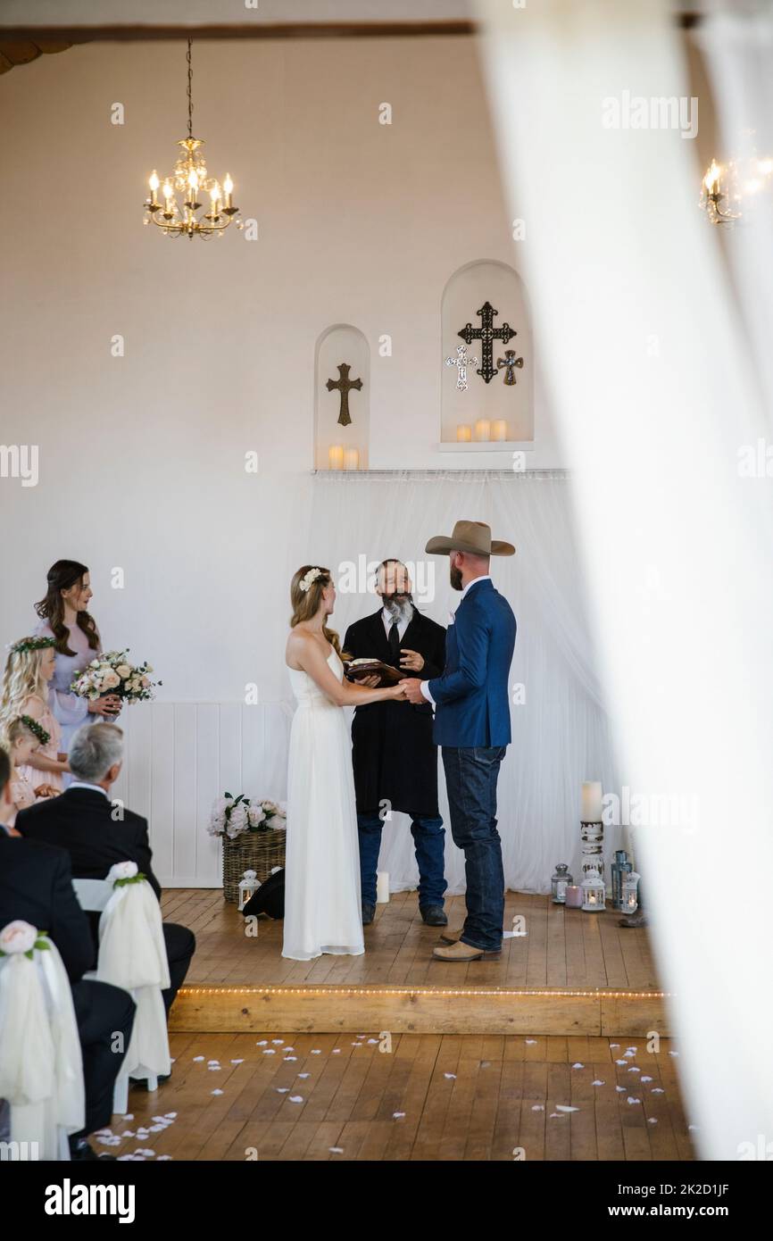 Groom and bride altar hi-res stock photography and images - Alamy