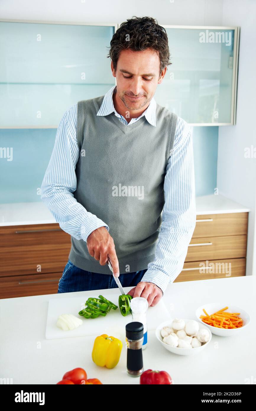 https://c8.alamy.com/comp/2K2D36P/handsome-mature-man-cooking-in-kitchen-portrait-of-a-handsome-mature-man-cooking-in-the-kitchen-2K2D36P.jpg