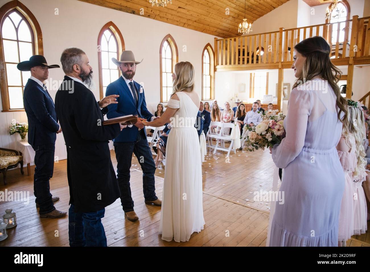 Groom and bride altar hi-res stock photography and images - Alamy