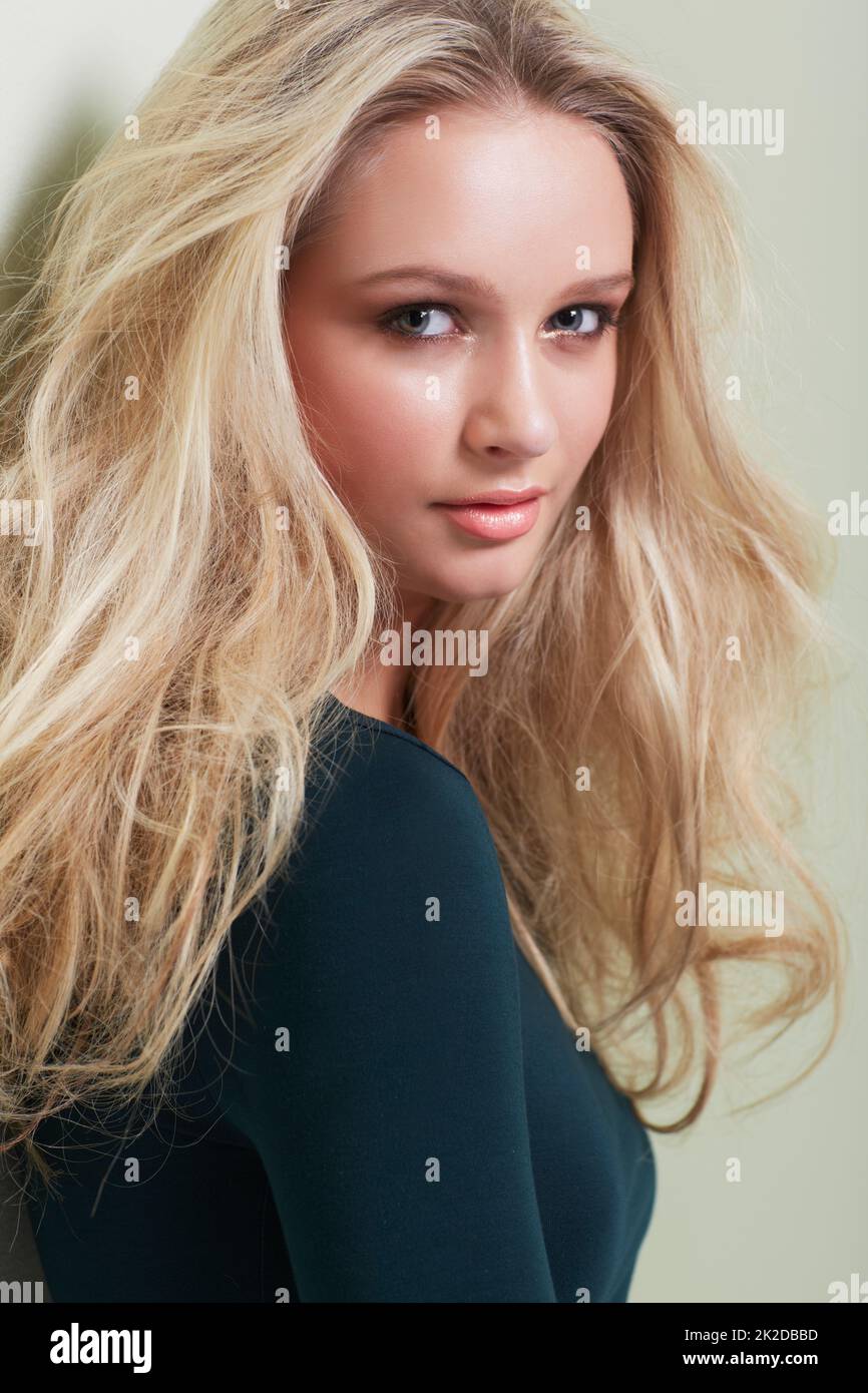 younger blonde models Natural looking blonde model hi-res stock photography and images - Alamy