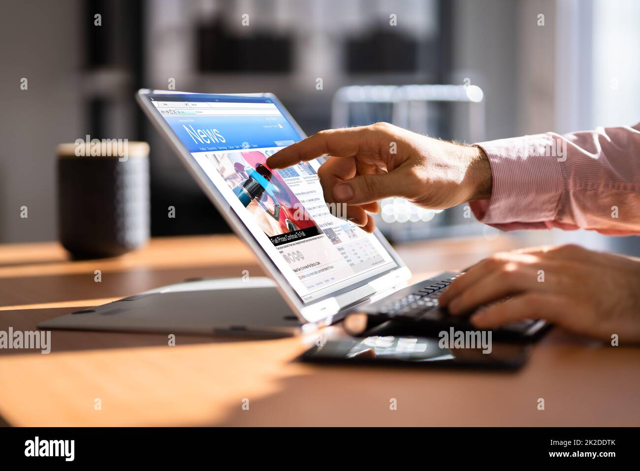 Reading Newspaper Article Online Stock Photo - Alamy