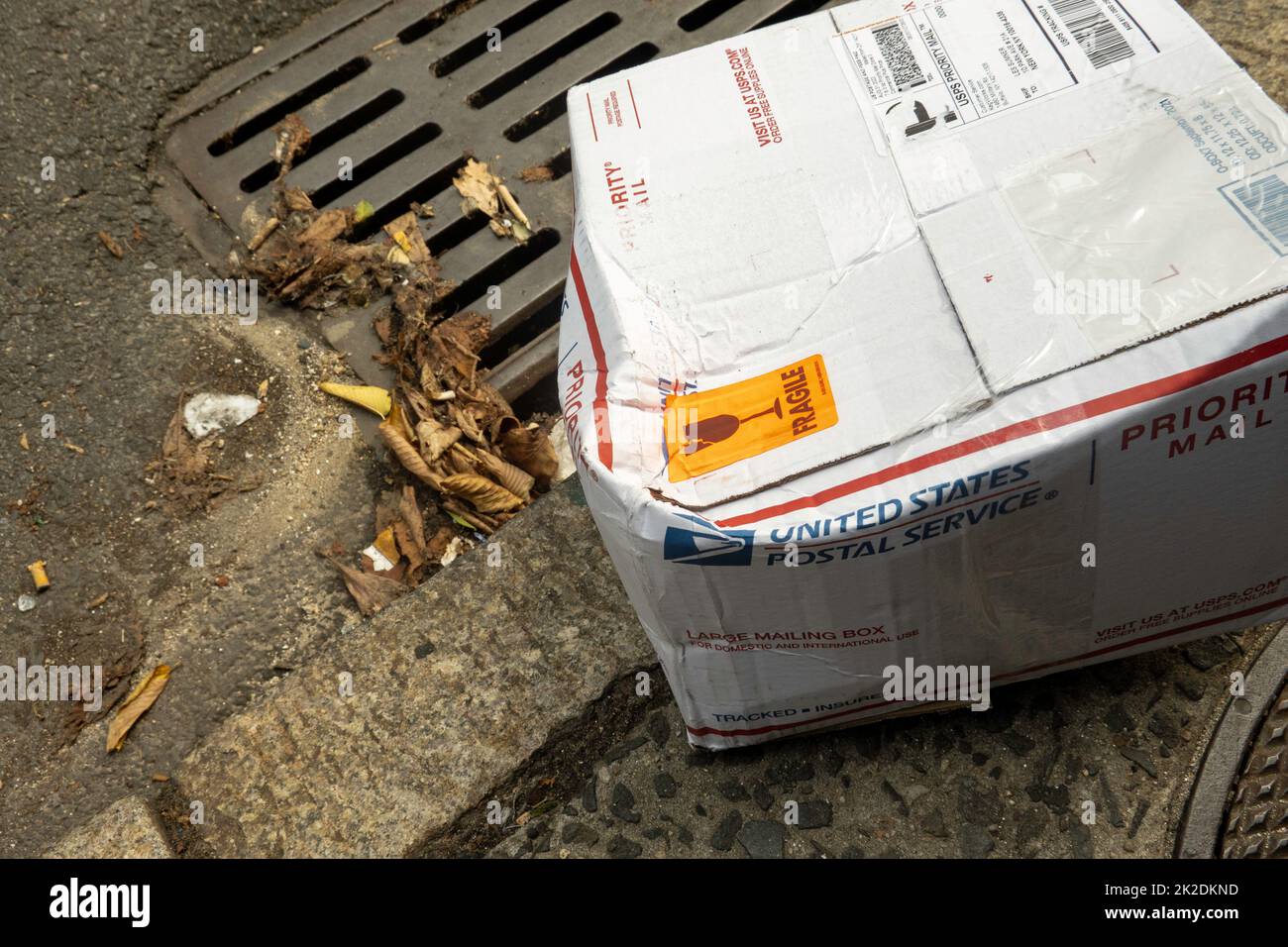 Damaged USPS Box Marked Fragile, USA, 2022 Stock Photo Alamy